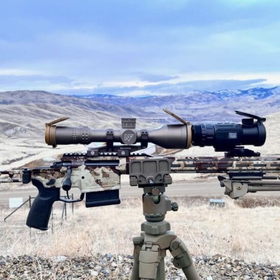 be46155_sy-c_thermal_clip-on_in_use_for_long-range_shooting.jpg