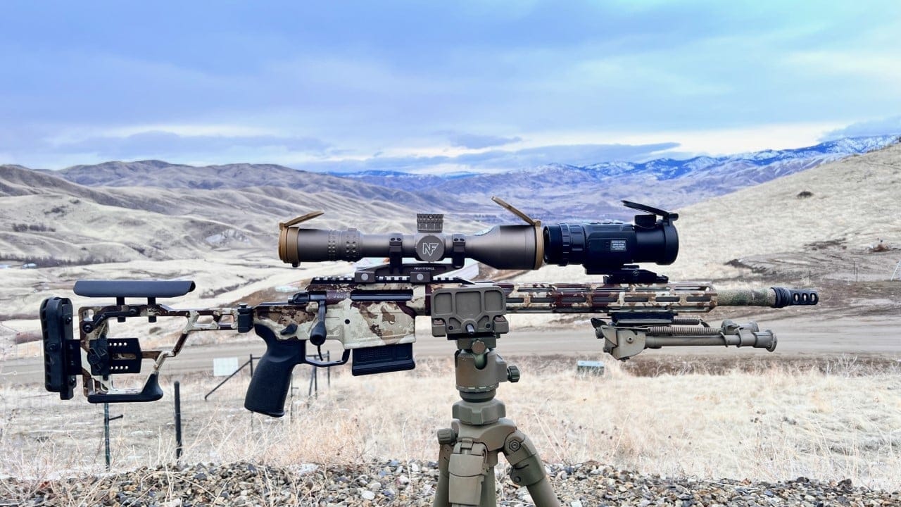 be46155_sy-c_thermal_clip-on_in_use_for_long-range_shooting.jpg